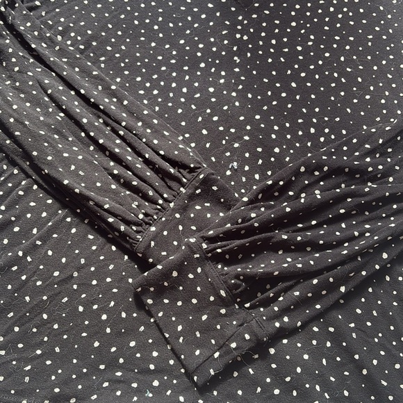Reitmans Black Polka Dot V-Neck Top – Size M | Flirty Fit | Soft Stretch | - Picture 4 of 7